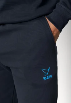 Logo Pants - Trainingsbroek - Navy/Light Blue 11 Logo Pants - Trainingsbroek - Navy/Light Blue -Selected Homme Shop 02089418a46d453d8ddb65da0fbe0f92 scaled