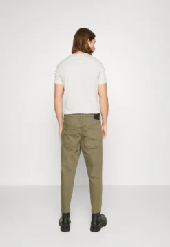 DRYKORN Kenn - Relaxed Fit Jeans - 2100 Green 7 DRYKORN Kenn - Relaxed Fit Jeans - 2100 Green -Selected Homme Shop 028918527aec4ff881106663a6bc19ca scaled