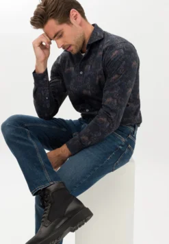 BRAX Style Chris - Straight Leg Jeans - Worn Blue 9 BRAX Style Chris - Straight Leg Jeans - Worn Blue -Selected Homme Shop 034fca2209604d8ca18fd673e4b676ce