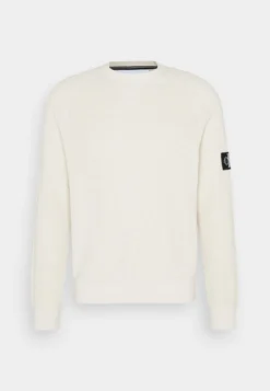 Calvin Klein Jeans Core Badge Sweater - Trui - Eggshell 10 Calvin Klein Jeans Core Badge Sweater - Trui - Eggshell -Selected Homme Shop 060956e6f9c7408eb76209898b5e03ab scaled