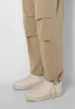 BERSHKA Parachute - Trainingsbroek - Camel 9 BERSHKA Parachute - Trainingsbroek - Camel -Selected Homme Shop 14f6c389c34f454cb9e67f0c9e9a5b21 scaled