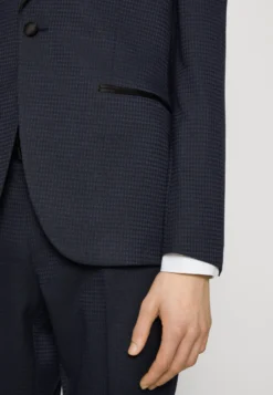 The Fashion Tux Shawl Collar - Kostuum - Navy 15 The Fashion Tux Shawl Collar - Kostuum - Navy -Selected Homme Shop 1f834e8a4c794d2f941c4adce204f66e scaled