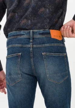 BRAX Style Chris - Straight Leg Jeans - Worn Blue 8 BRAX Style Chris - Straight Leg Jeans - Worn Blue -Selected Homme Shop 2186b4824a6141f59c2c96c46a9e03dd