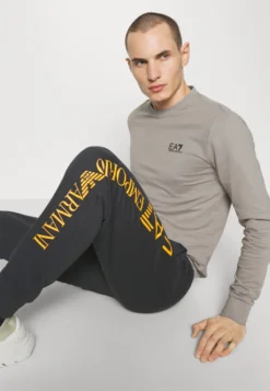 EA7 Emporio Armani Trouser - Trainingsbroek - Notte 9 EA7 Emporio Armani Trouser - Trainingsbroek - Notte -Selected Homme Shop 22aaf9c15ee64f079fb3eb827e754f91 scaled