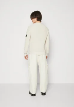 Calvin Klein Jeans Core Badge Sweater - Trui - Eggshell 8 Calvin Klein Jeans Core Badge Sweater - Trui - Eggshell -Selected Homme Shop 2be3074c93b74eeba0905ae1834f960c scaled