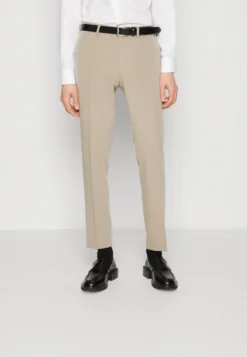 The Fashion Suit Peak Pocket Square - Kostuum - Taupe 11 The Fashion Suit Peak Pocket Square - Kostuum - Taupe -Selected Homme Shop 428a5d57fa3244648db694fbd86f5479 scaled