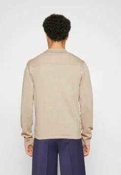 Filippa K Vest - Dusty Beige -Selected Homme Shop 4751e1a43a23420b82e15033e5b591a9 scaled