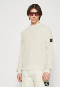 Calvin Klein Jeans Core Badge Sweater - Trui - Eggshell 9 Calvin Klein Jeans Core Badge Sweater - Trui - Eggshell -Selected Homme Shop 4acb8a91524f4daf99f487cf05345189 scaled