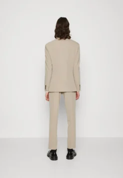 The Fashion Suit Peak Pocket Square - Kostuum - Taupe 12 The Fashion Suit Peak Pocket Square - Kostuum - Taupe -Selected Homme Shop 4d3fc64c611247cb8ac7fc755e540572 scaled