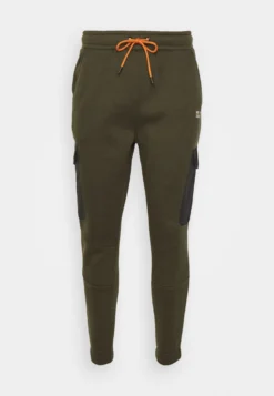 BRAVE SOUL Trainingspak - Khaki/Black 13 BRAVE SOUL Trainingspak - Khaki/Black -Selected Homme Shop 4f86b5a57d674487b3ebb6737760093d scaled