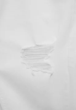 PULL & BEAR Ripped Carrot- Jeans Tapered Fit - White 14 PULL & BEAR Ripped Carrot- Jeans Tapered Fit - White -Selected Homme Shop 66ec5aea06c5441ca7674c31744bee87 scaled