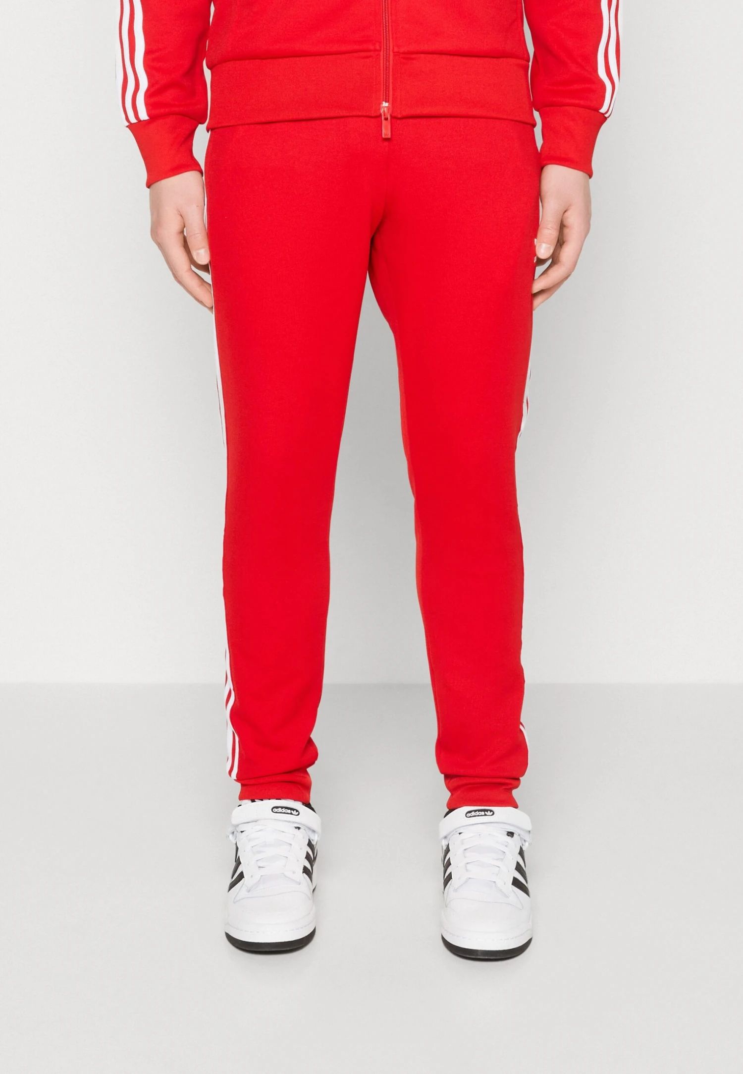Adidas Originals Unisex - Trainingsbroek - Better Scarlet/White 1 Adidas Originals Unisex - Trainingsbroek - Better Scarlet/White