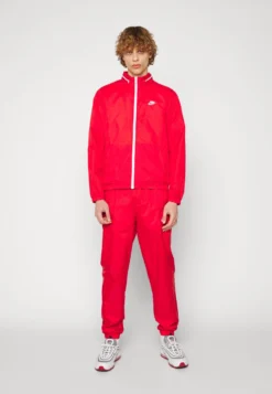 Nike Sportswear Club- Trainingspak - University Red/White 10 Nike Sportswear Club- Trainingspak - University Red/White -Selected Homme Shop 7c9ca21987124418be4191367b62fc14 scaled