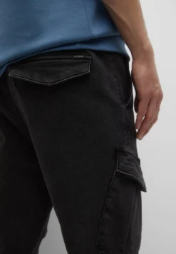 PULL & BEAR Basic Cargo- Jeans Tapered Fit - Black Denim 10 PULL & BEAR Basic Cargo- Jeans Tapered Fit - Black Denim -Selected Homme Shop 87e7dd3fbec549d6b904bf8f4ca510ea scaled