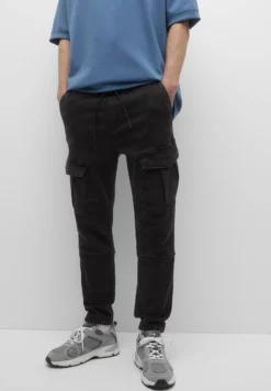 PULL & BEAR Basic Cargo- Jeans Tapered Fit - Black Denim