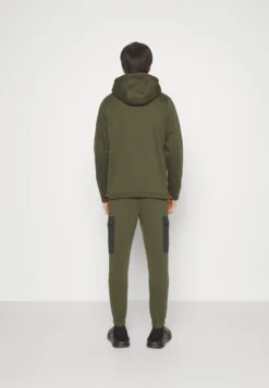 BRAVE SOUL Trainingspak - Khaki/Black 9 BRAVE SOUL Trainingspak - Khaki/Black -Selected Homme Shop 92888a2db4f248bf84a2a1541a0777b7 scaled