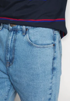 Lee Grazer - Relaxed Fit Jeans - Light-Blue Denim -Selected Homme Shop 9b8f013dd1e14c358834e5b1567fe02c scaled