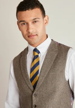 Next Nova Fides Herringbone - Gilet - Taupe Brown -Selected Homme Shop a62a1d1eef1b4b78a45d12822688f645 scaled