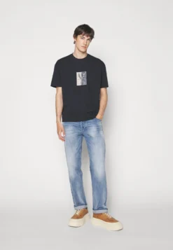 Emporio Armani Pockets Pant - Straight Leg Jeans - Denim Blu 12 Emporio Armani Pockets Pant - Straight Leg Jeans - Denim Blu -Selected Homme Shop a6d861afe3c34e188806407cae516d10 scaled