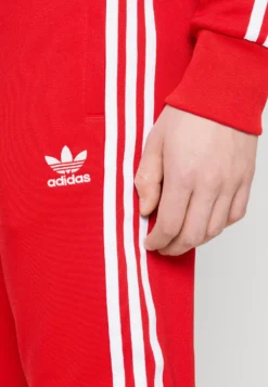 Adidas Originals Unisex - Trainingsbroek - Better Scarlet/White 9 Adidas Originals Unisex - Trainingsbroek - Better Scarlet/White -Selected Homme Shop a9bdaba26f274a4b83cee0ae71a6d307 scaled