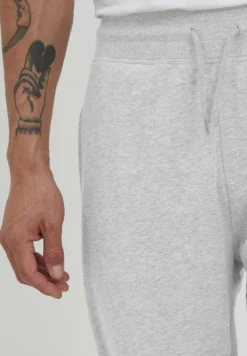 Dafino- Trainingsbroek - Light Grey Melange -Selected Homme Shop c76e3eb4cf8d47bf9a3eaefa3ad91e45 scaled