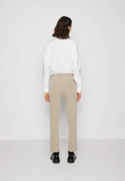 The Fashion Suit Peak Pocket Square - Kostuum - Taupe 13 The Fashion Suit Peak Pocket Square - Kostuum - Taupe -Selected Homme Shop d7600d939304480286a222079cb630f2 scaled