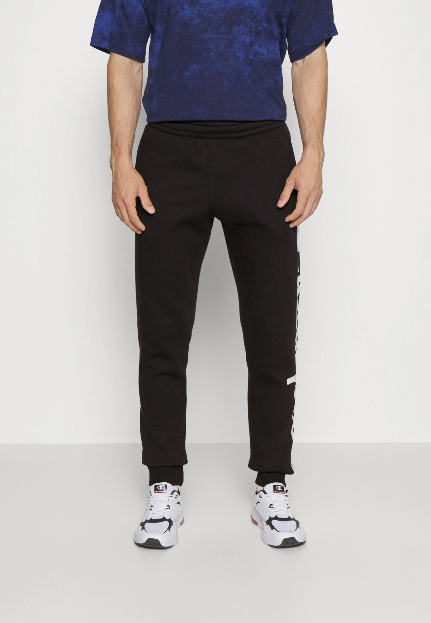 Champion Classic Cuff Pants Maxi Logo - Trainingsbroek - Black 1 Champion Classic Cuff Pants Maxi Logo - Trainingsbroek - Black