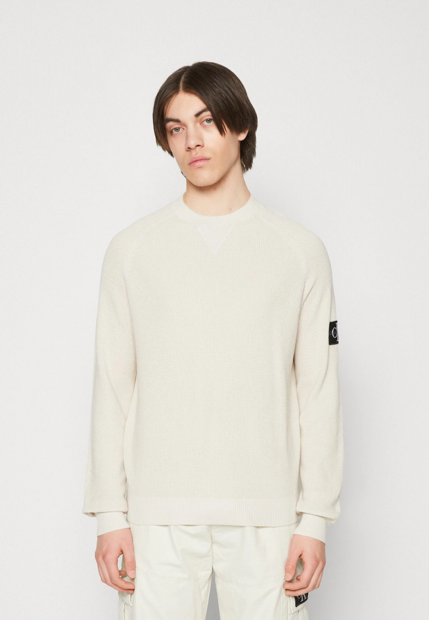 Calvin Klein Jeans Core Badge Sweater - Trui - Eggshell 1 Calvin Klein Jeans Core Badge Sweater - Trui - Eggshell