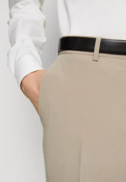 The Fashion Suit Peak Pocket Square - Kostuum - Taupe 17 The Fashion Suit Peak Pocket Square - Kostuum - Taupe -Selected Homme Shop efb2358c1ce8432ca3f7fe0875312a6d scaled