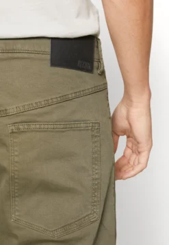 DRYKORN Kenn - Relaxed Fit Jeans - 2100 Green 9 DRYKORN Kenn - Relaxed Fit Jeans - 2100 Green -Selected Homme Shop fcab87f01a234713b9f7636006f880e0 scaled