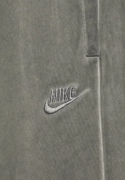 Nike Sportswear Pant Wash Revival - Trainingsbroek - Black 10 Nike Sportswear Pant Wash Revival - Trainingsbroek - Black -Selected Homme Shop fd5a32eebff94ccc9afeab600fea27dd scaled